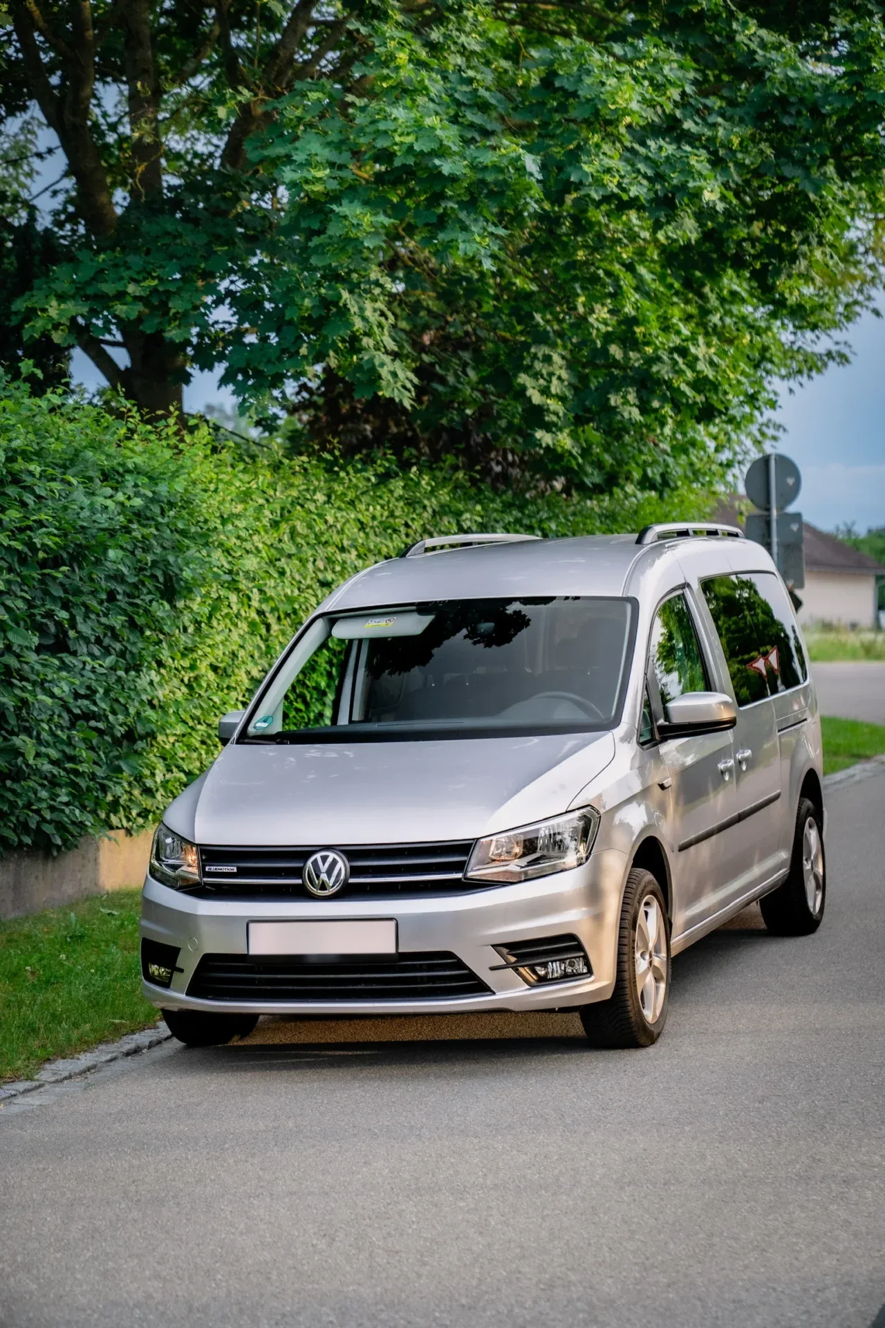 Volkswagen Caddy 1.4 TGI DSG · Natural gas (CNG) · New timing belt 04/2026 · Complete service book · HU until 12/2027 · 9