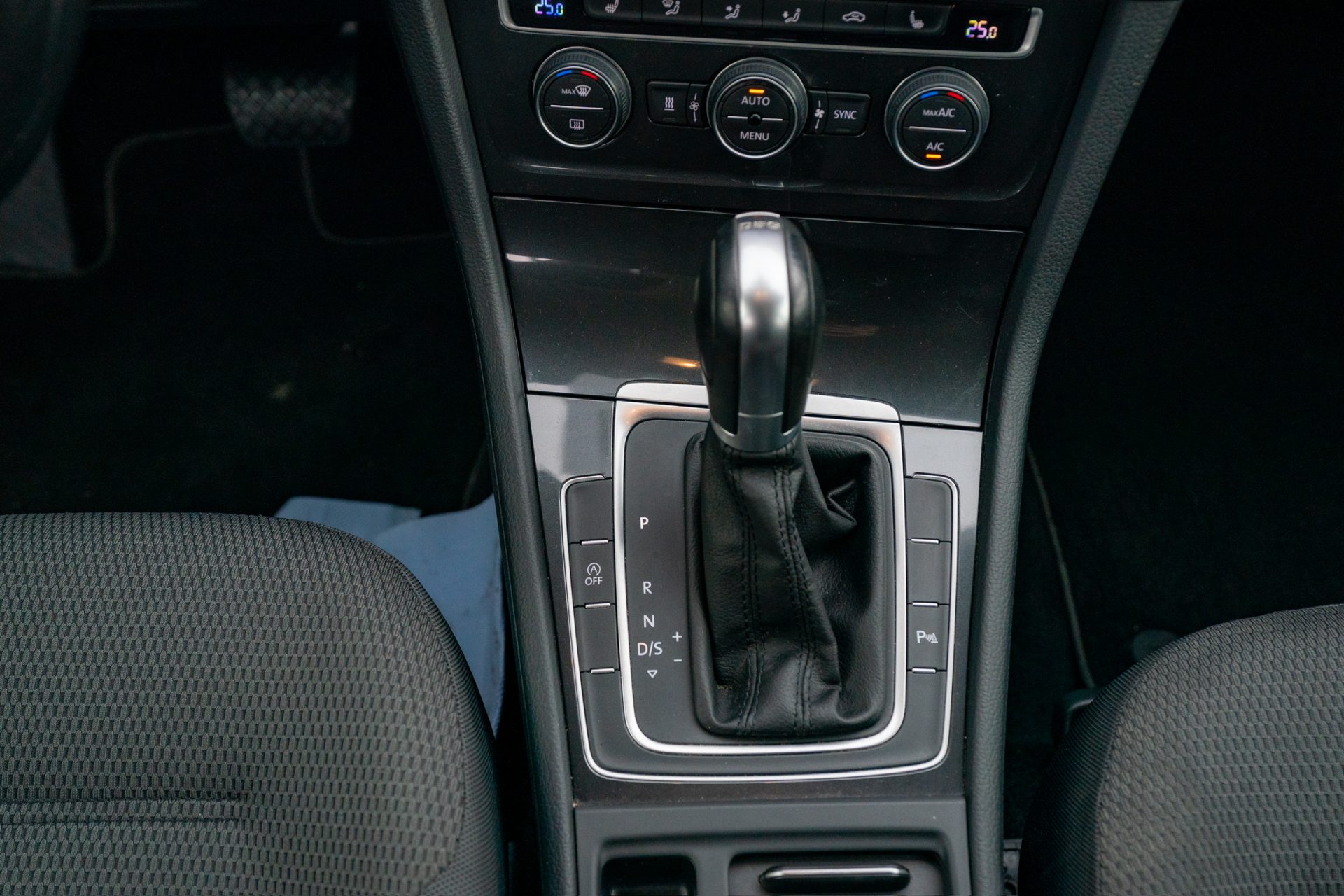 Volkswagen Golf 1.5 TGI · ACC · Auxiliary heater · 12